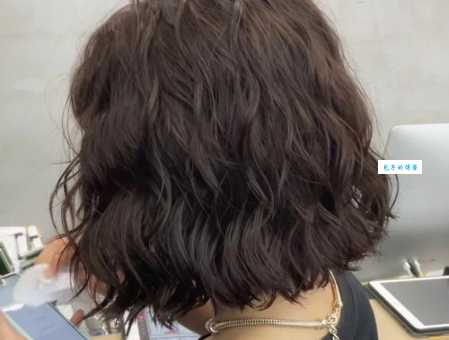 非主流女生蓬松发型教程来啦，简单几步就搞定！