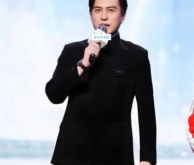 靳东家庭背景揭秘：父母离异，他如何逆袭成娱乐圈巨星？