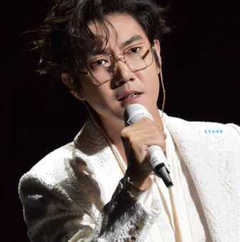 王晰个人资料介绍：从快乐男声到歌坛巨星的蜕变之路