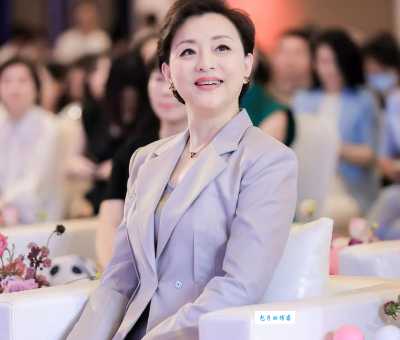 知性优雅杨澜：个人资料及影响力深度解读