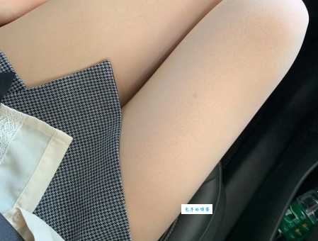 解读网络热词“裤里丝”：裤子里穿丝袜的时尚穿搭