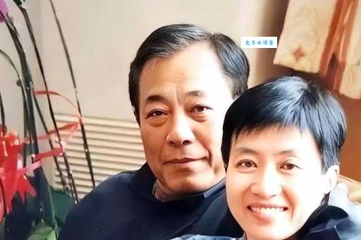 冯恩鹤和妻子恩爱多年 揭秘他的幸福家庭生活