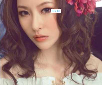 爱情公寓酒吧女服务员扮演者李纳?她就是那个酒吧金发美女