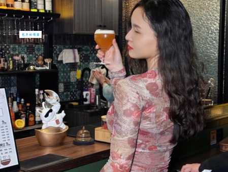 爱情公寓酒吧女服务员扮演者李纳?她就是那个酒吧金发美女