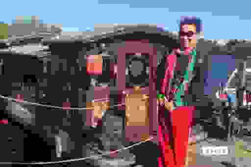 为什么说三人共渡一日游这个字谜答案让人意外呢？